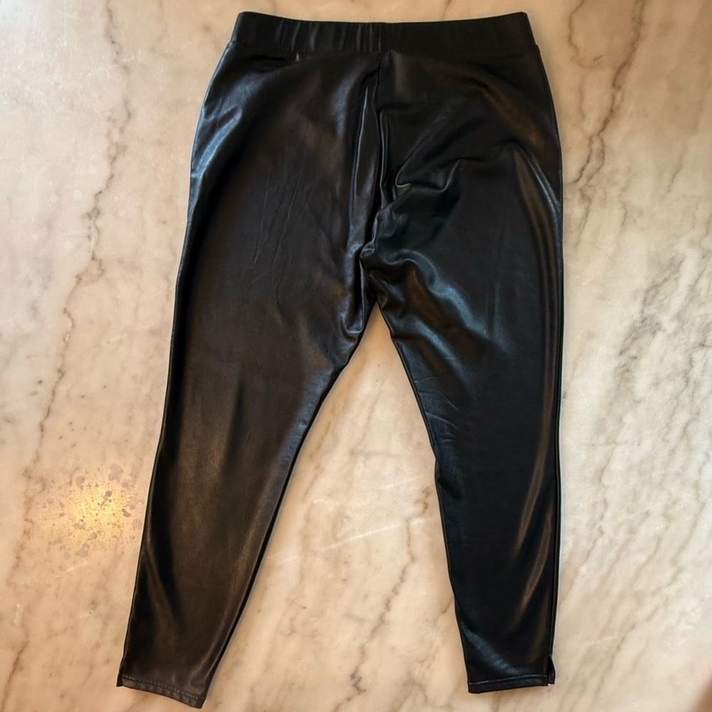 HUE women Sleek Black faux leather leggings size large - Picture 7 of 7